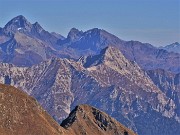 42 Maxi zoom in Pegherolo (2369 m) in primo piano e Pizzo del Diavolo (2916 m) in secondo piano a sx